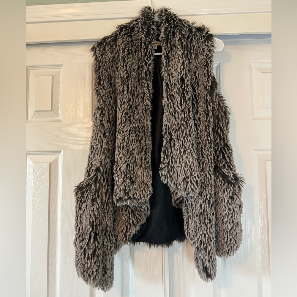 Democracy Faux Fur Vest - Picture 4 of 9